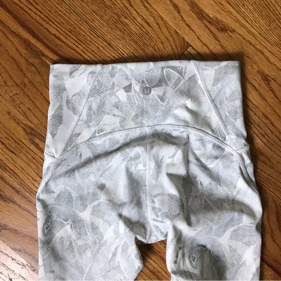 Lululemon White/Gray Pattern Legging - Picture 10 of 12